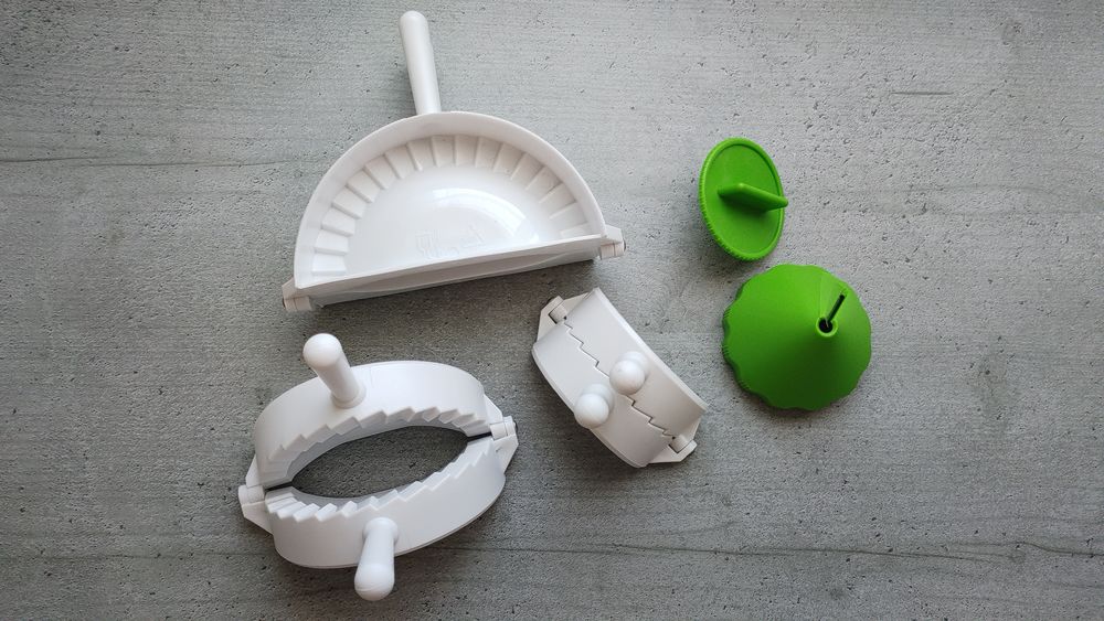 Set de 3 Moules &agrave; Chaussons, Raviolis, etc?+ 1 Coupe L&eacute;gumes Cuisine