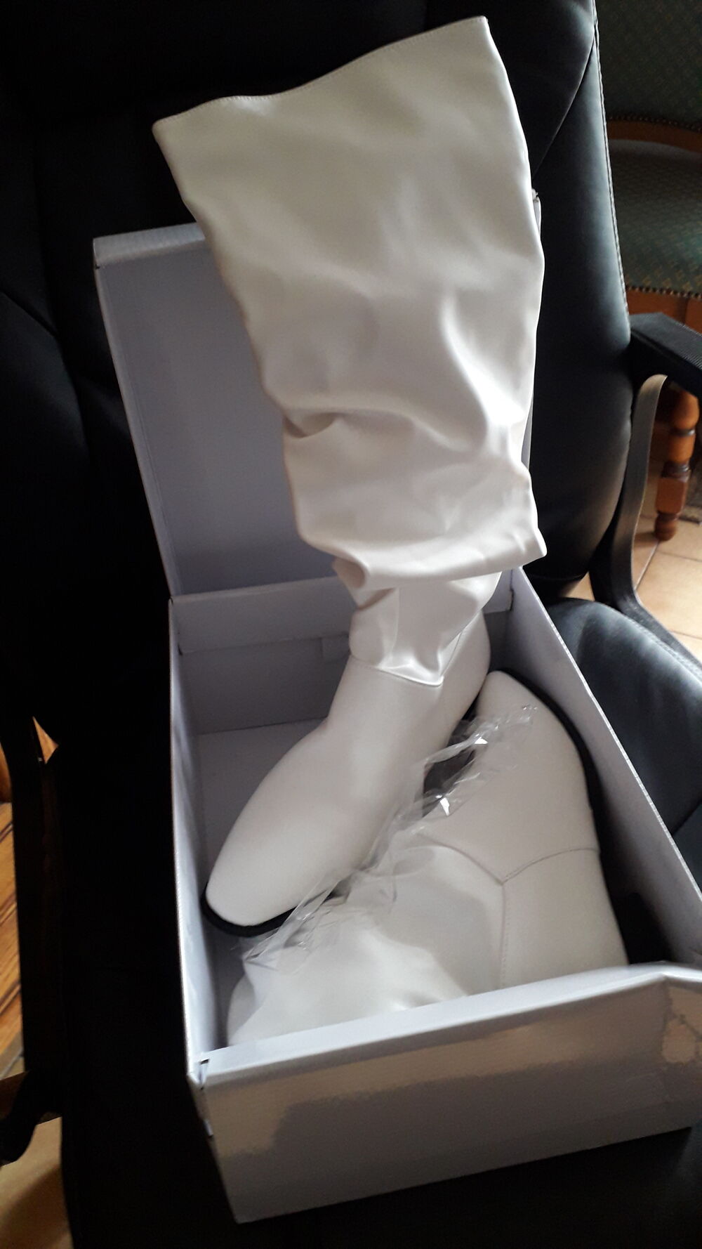 Deux paires de bottes blanches fa&ccedil;on cuir neuves pointure 39 Chaussures