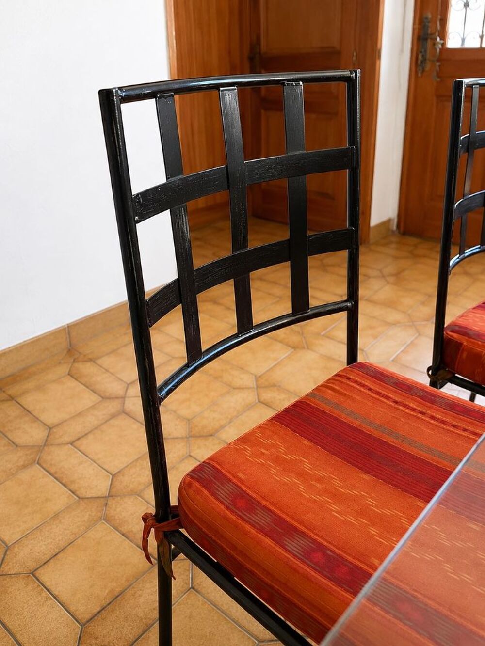 Table+en+verre+et+fer+forg&eacute;+++5+chaises Meubles