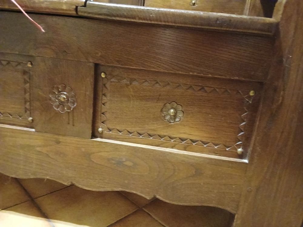 Banc coffre breton en ch&ecirc;ne veritable, sculpt&eacute;, +_40 ans Meubles
