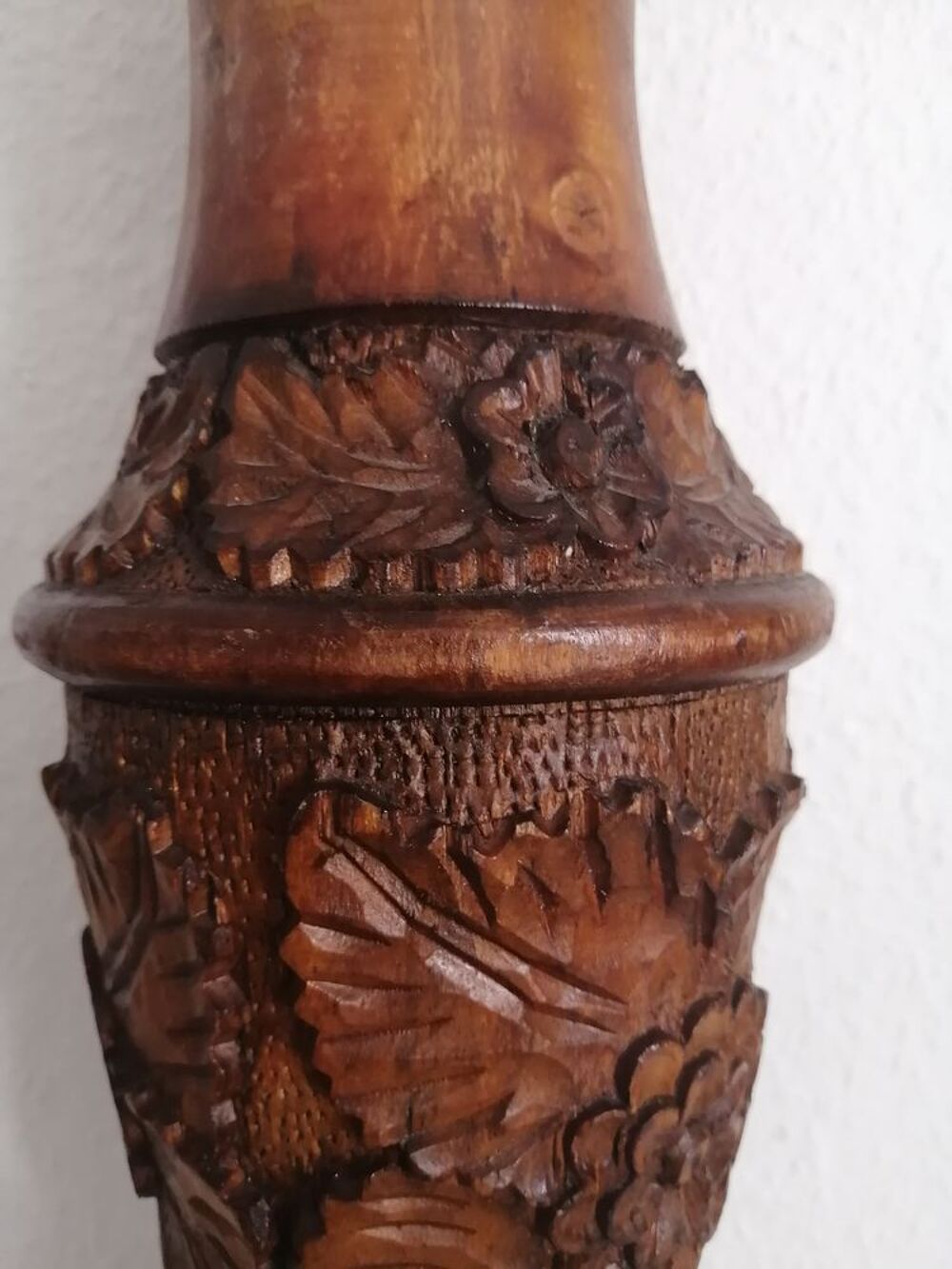 Magnifique vase en bois sculpt&eacute; - Motifs fleurs et feuilles Décoration