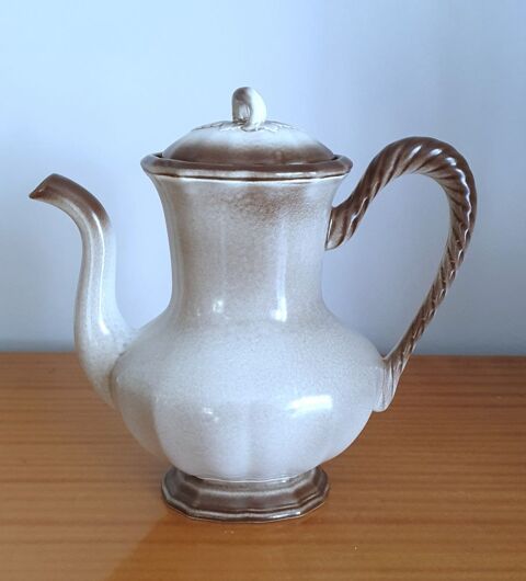 Cafeti�re en faience  grise/marron Salin les bains 26 Les Moli�res (91)