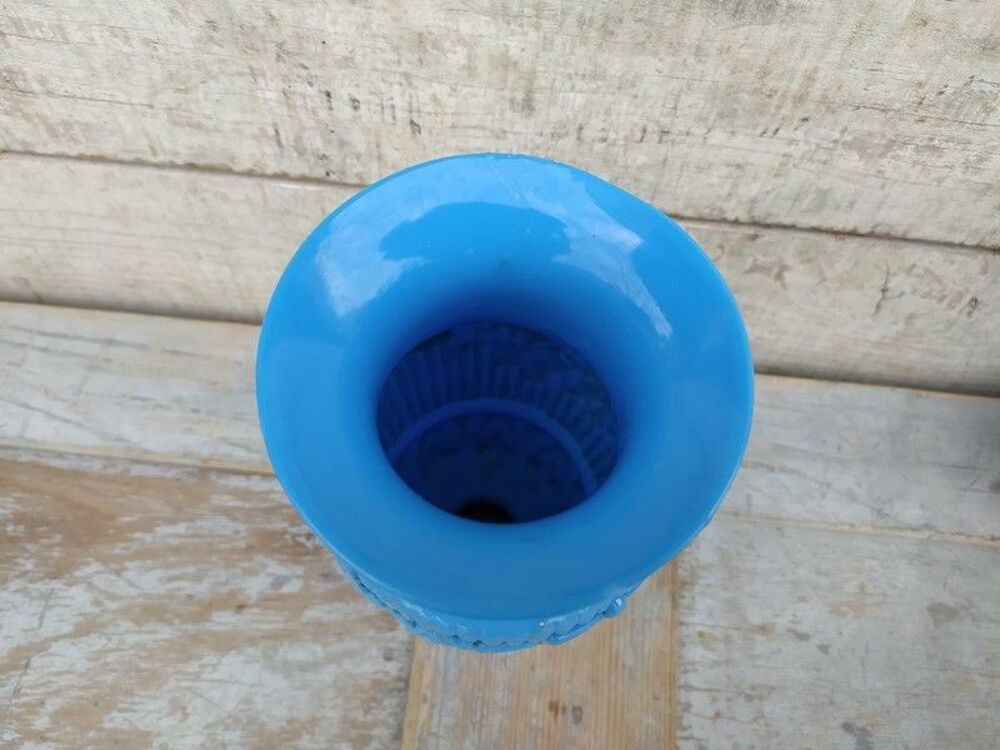 Ancien Vase Opaline Bleue Saint Louis D&eacute;cor Vigne 
Décoration