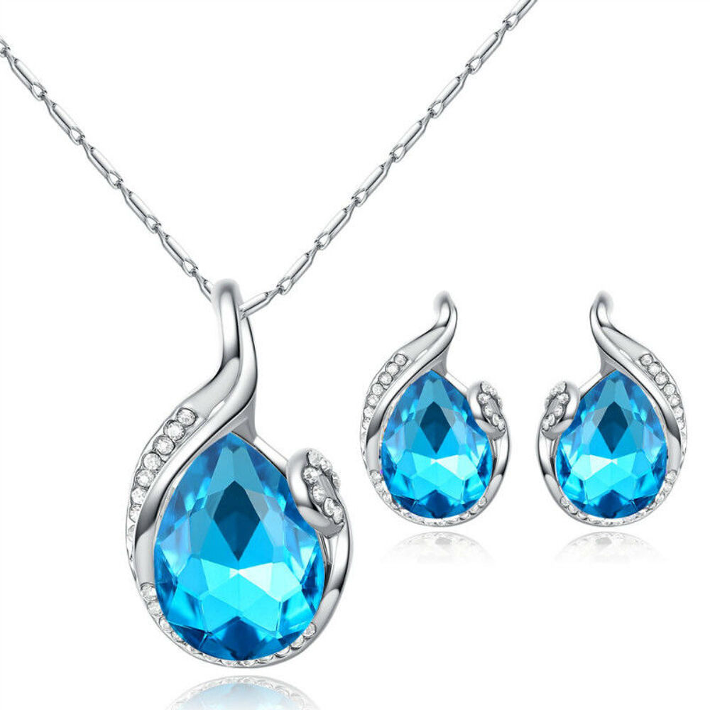 41 Parures collier et pendentif boucles d'oreilles Bijoux et montres