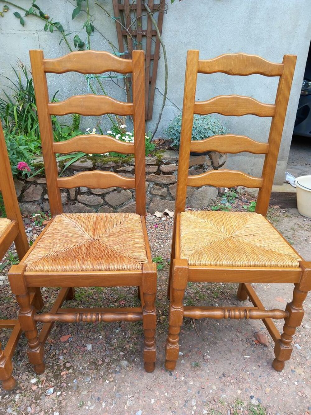 4 chaises rustiques
Meubles