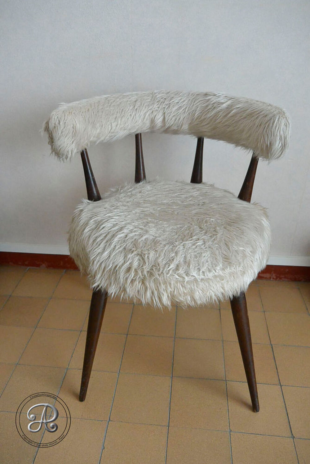 Fauteuil avec peluche. Meubles