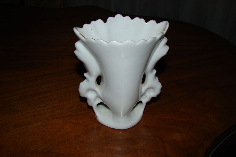 Ancien petit vase de mari&eacute;e en porcelaine de Paris XIX&egrave;me
