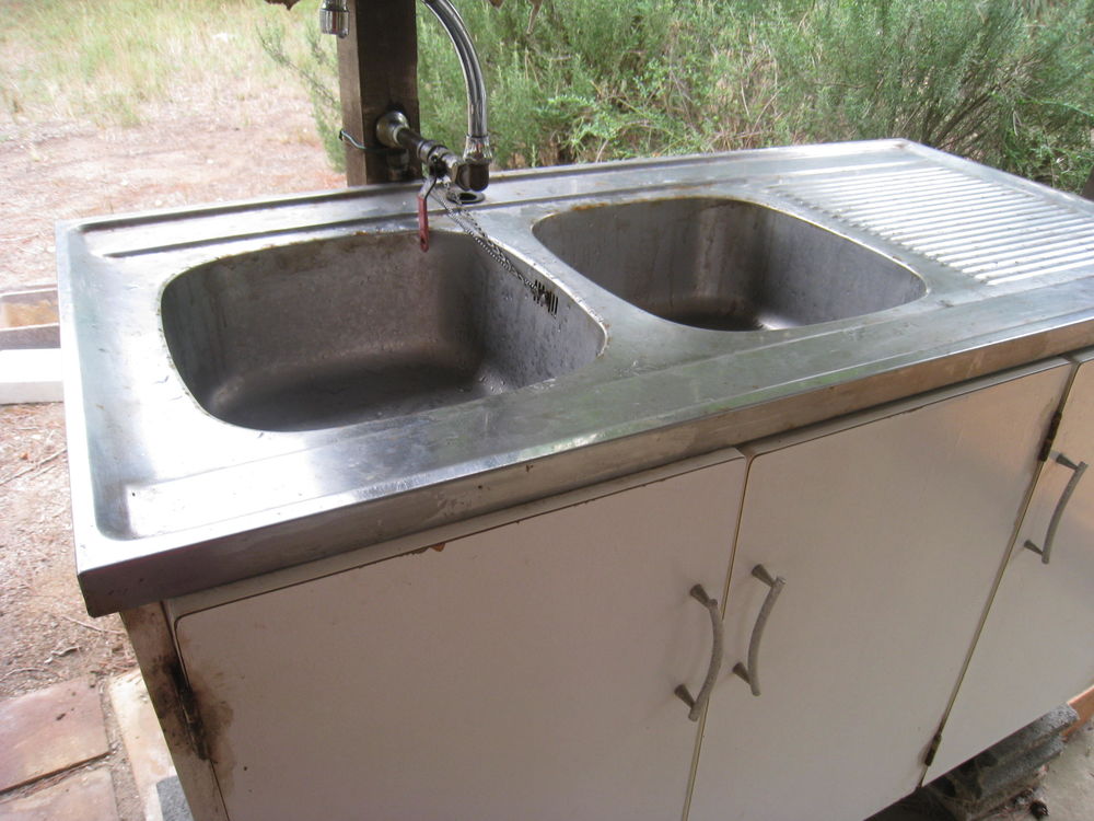&eacute;vier en inox double bac sur un meuble &agrave; 3 portes Meubles