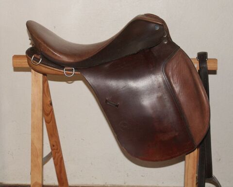 Tr&egrave;s belle selle en cuir 500 11800 Saint-frichoux