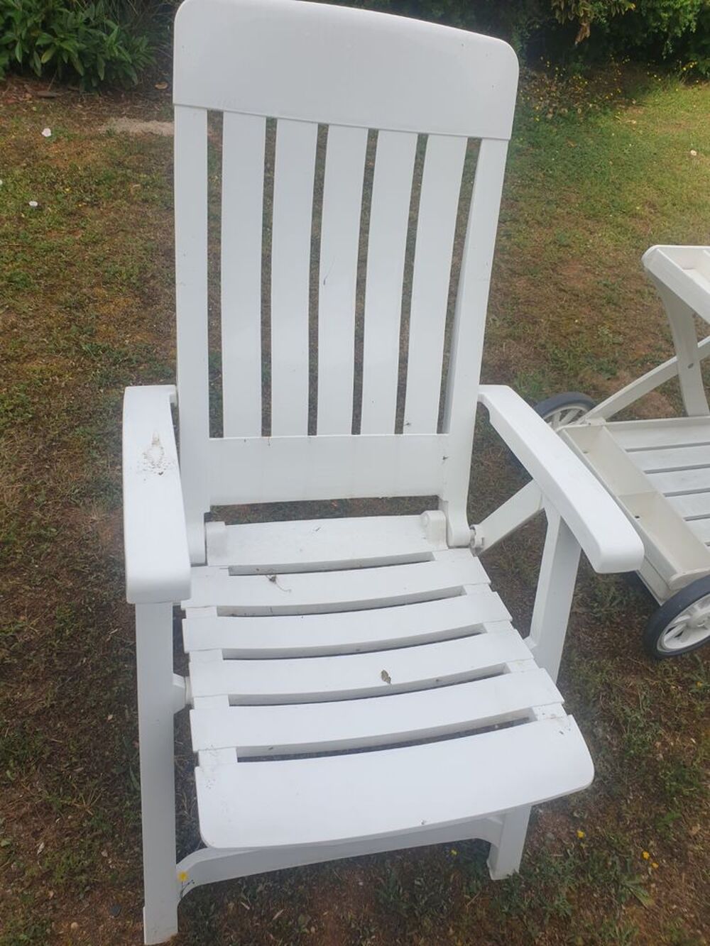 2 Tables rondes blanche. Diam&egrave;tre 87 et 97 cm. Jardin