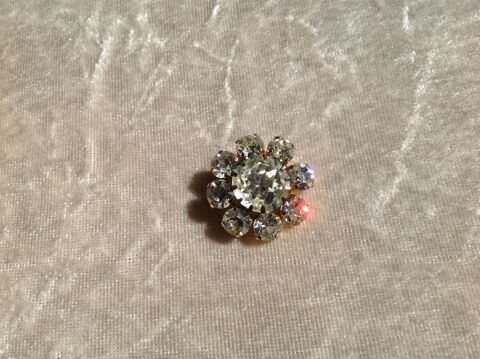 BROCHE STRASS IMITATION DIAMANT DIAM. 2,7cm Envoi Possible
5 Tr�gunc (29)