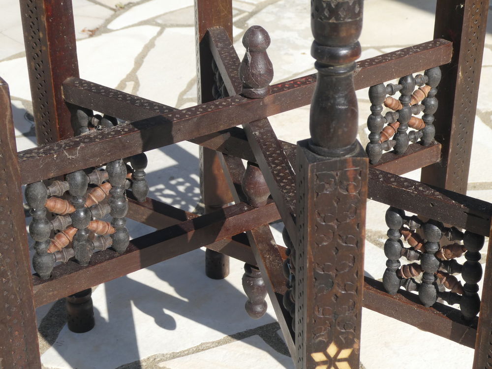 Table Marocaine des ann&eacute;es 30 avec plateau laiton Meubles