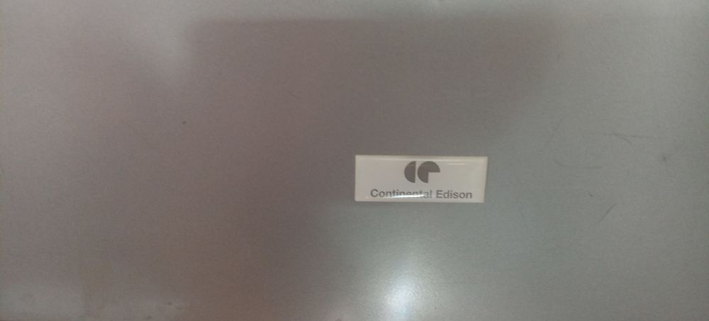 Combin&eacute; frigo avec partie cong&eacute;lateur au-dessus Electrom�nager