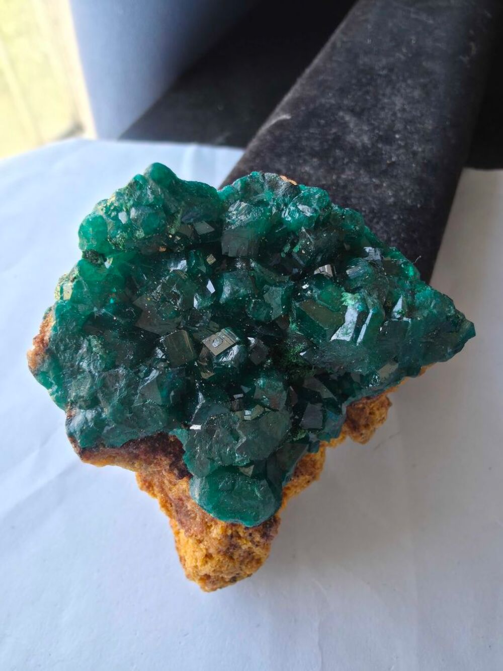 V&eacute;ritable Dioptase sur Gangue Ocre-Min&eacute;ral de Collection Katanga 92g 