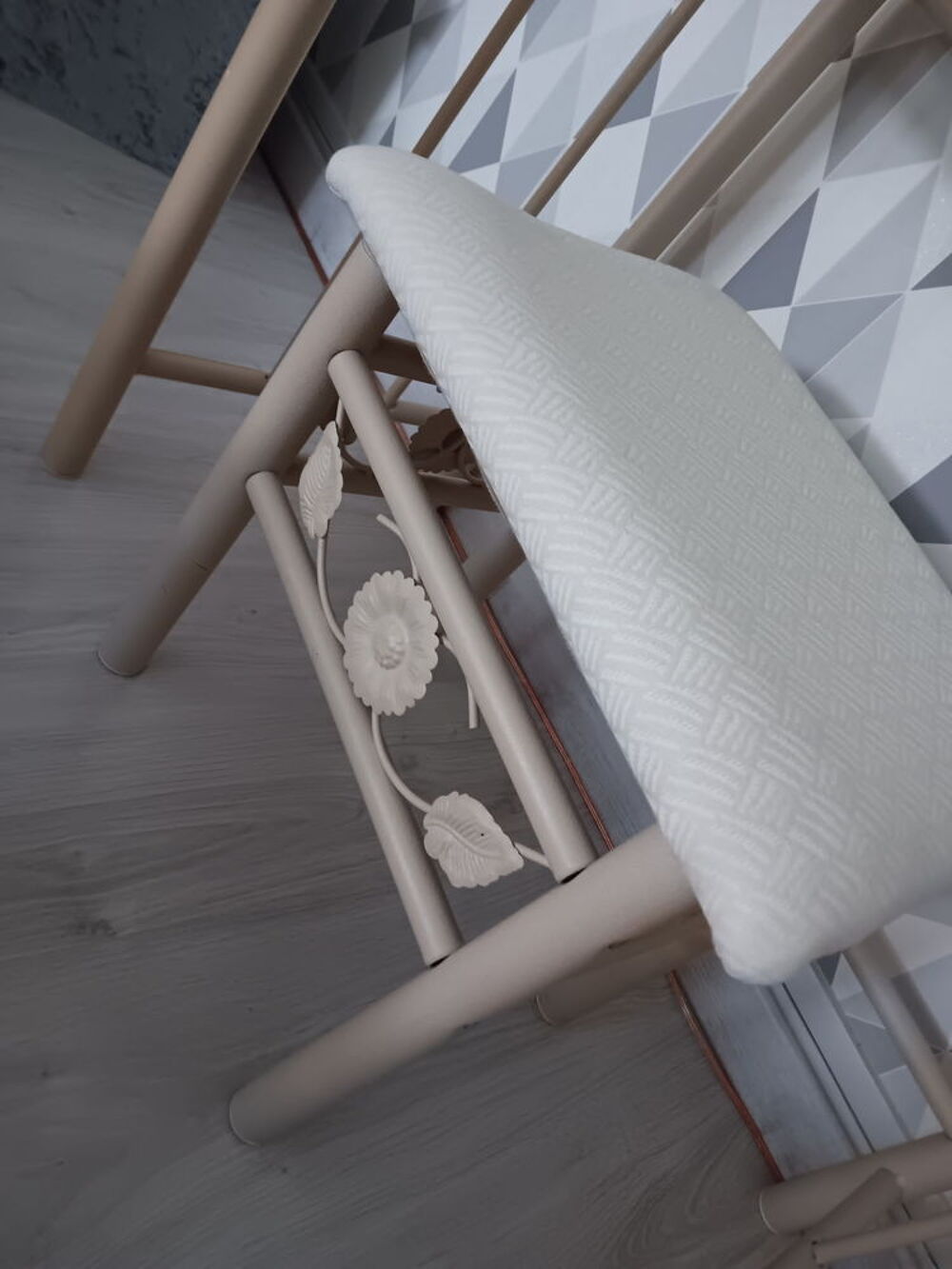 Coiffeuse et son tabouret imitation fer forg&eacute; beige Meubles