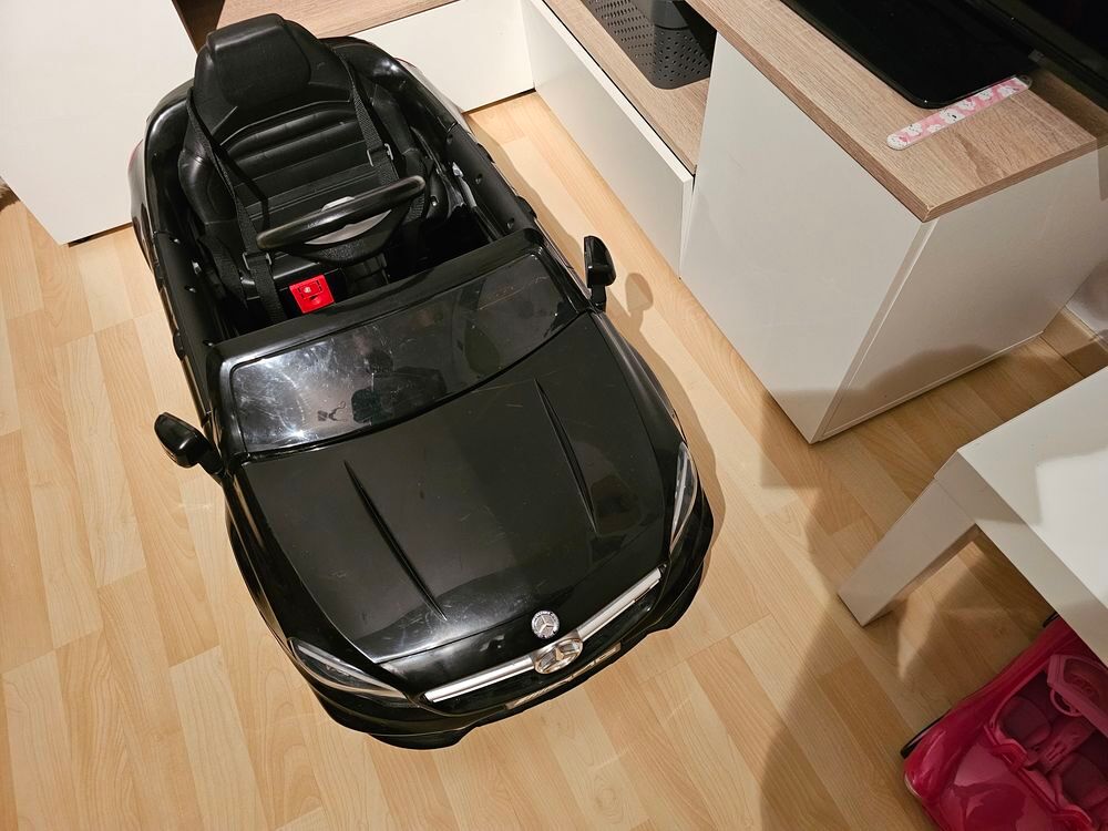 voiture electrique. Jeux / jouets