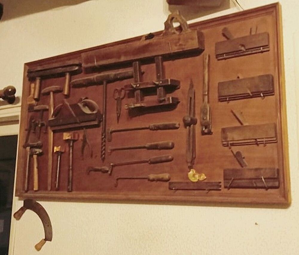 Pr&eacute;sentoir mural d'outils anciens menuisier-&eacute;b&eacute;niste 