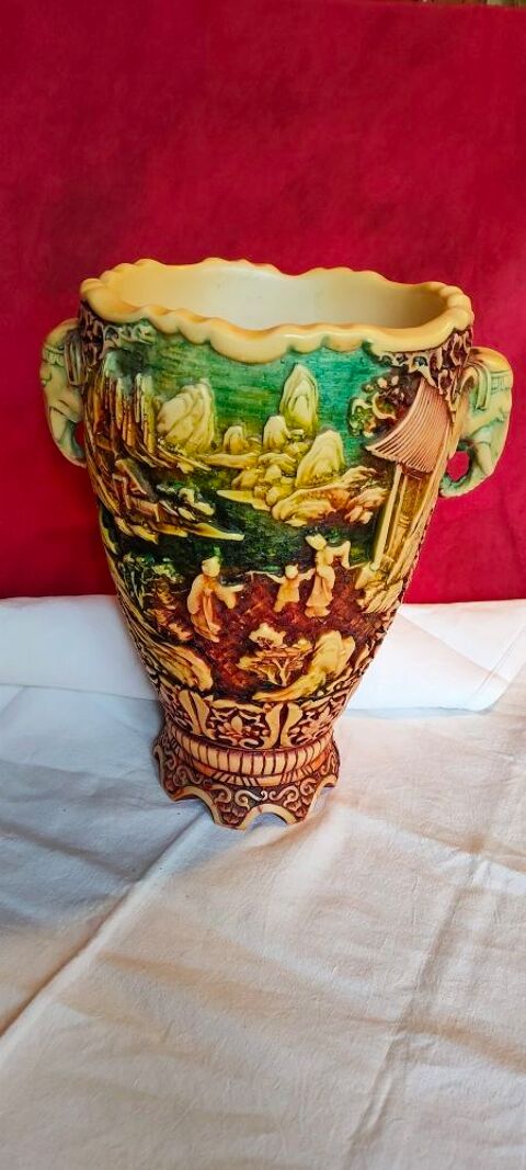 Vase avec t�tes d'�l�phants (n�7) 38 Avermes (03)