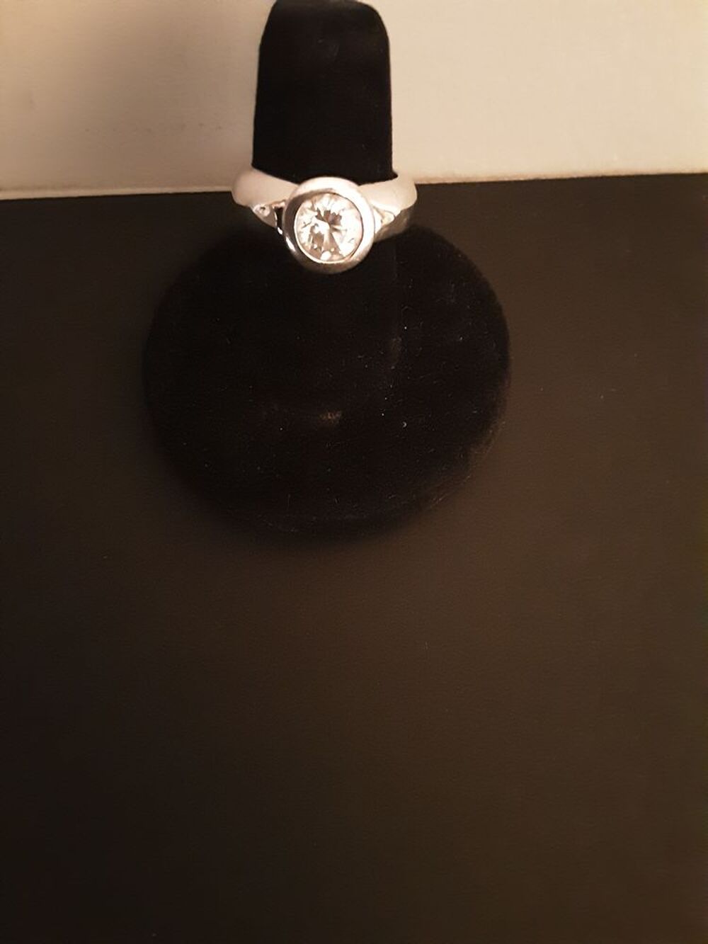 Bague argent Agatha avec un zircon .taille 55.
Bon etat.
Bijoux et montres