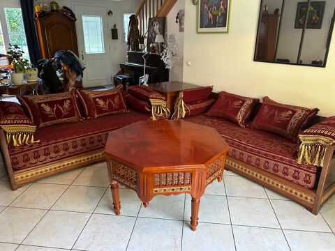 salon marocain avec deux canaps table et coffre 250 Le Coudray (28)