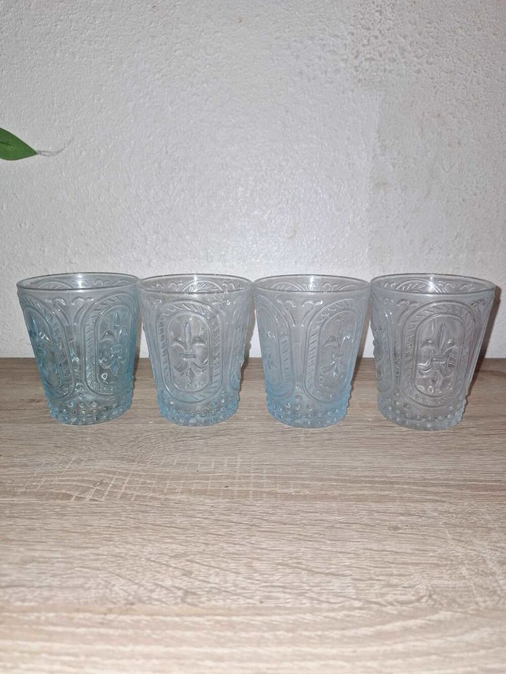 Lot de 4 verres &agrave; eau / jus en verre moul&eacute; bleu - Motif Fleur de Lys Décoration
