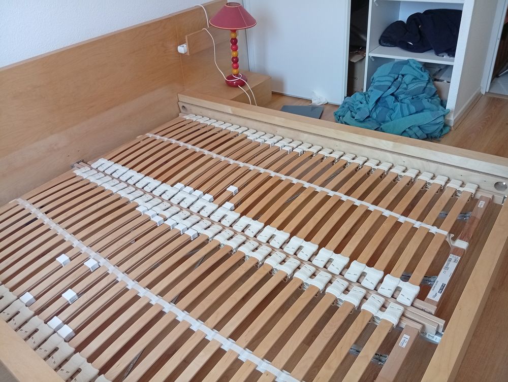 Sommier plus lit Ikea tables de chevet Meubles