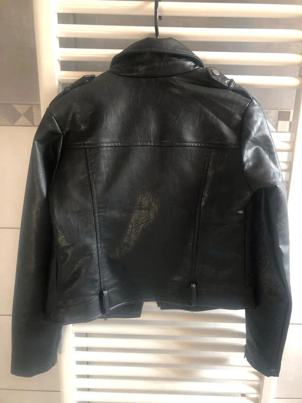 Blouson en similicuir Liberto 14 ans en tbe &agrave; 10 euros
Vêtements enfants