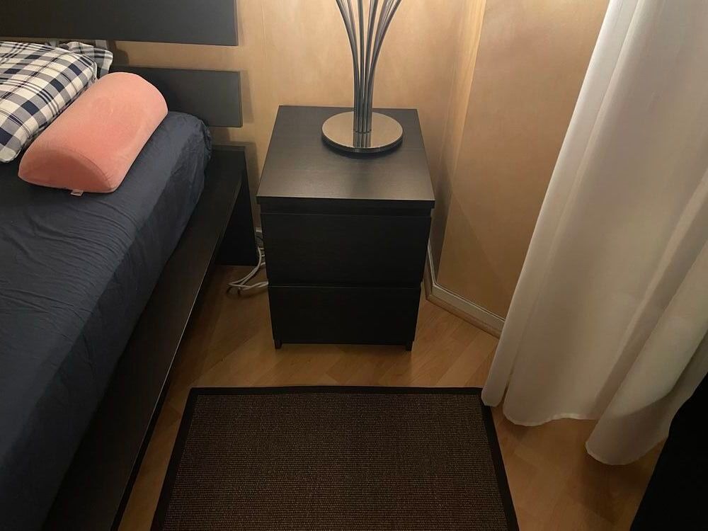 lit ikea 160x200 marron + chevet 
bon &eacute;tat Meubles