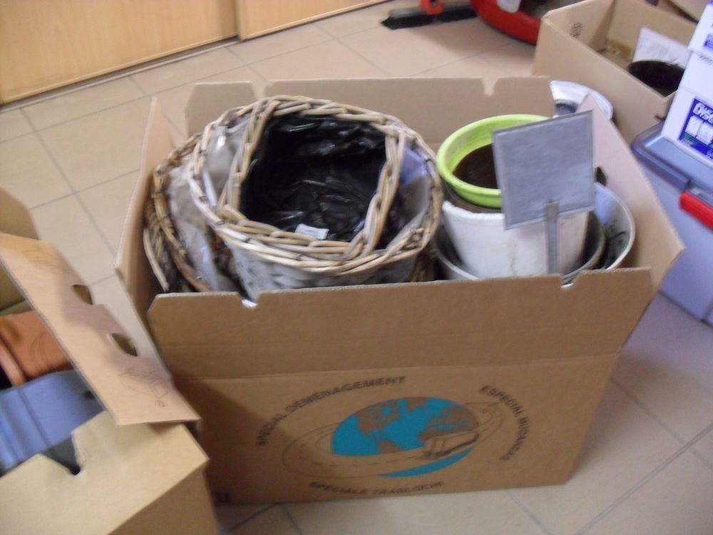 3 cartons de jardini&egrave;res, cache-pots, paniers en osier Jardin