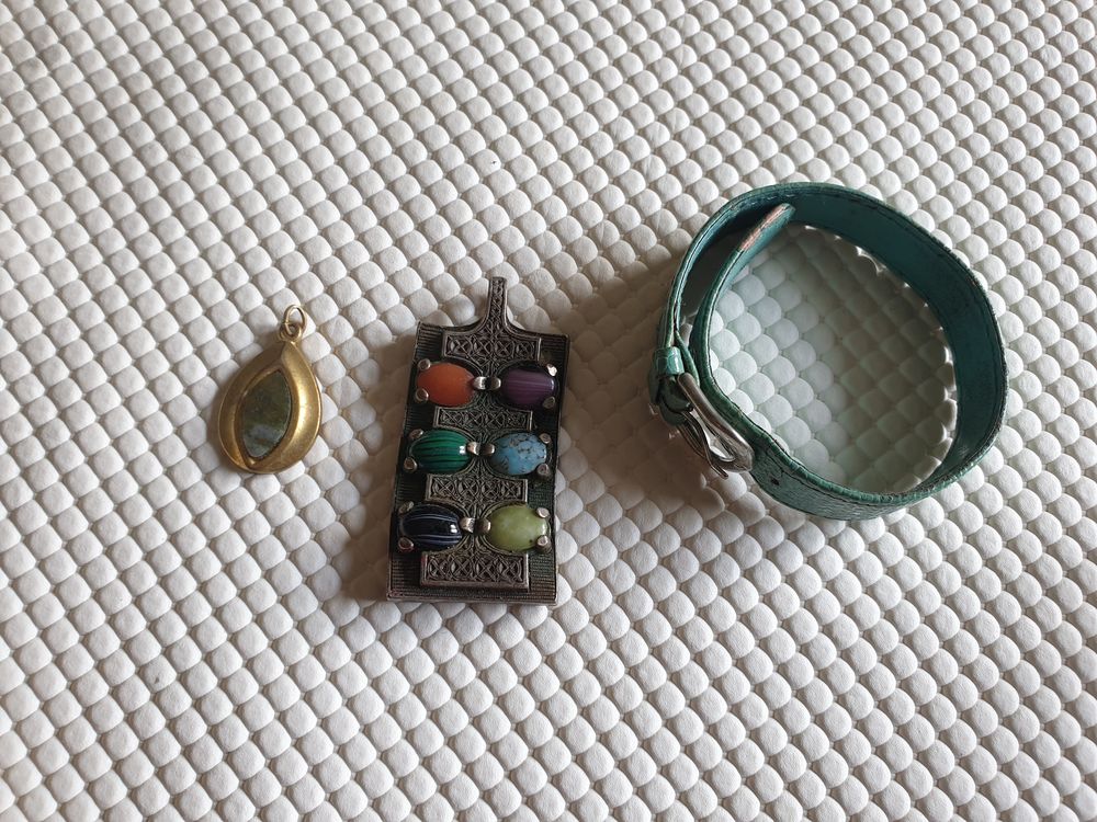 Jolie lot de 5 colliers et 4 bracelets Bijoux et montres
