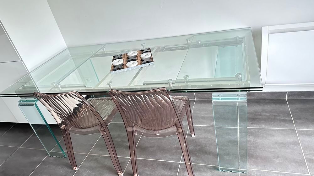 Table en verre et structure chrom&eacute;e Meubles