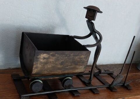 scupture de mineur poussant une berline de charbon Flines-lez-Raches (59)