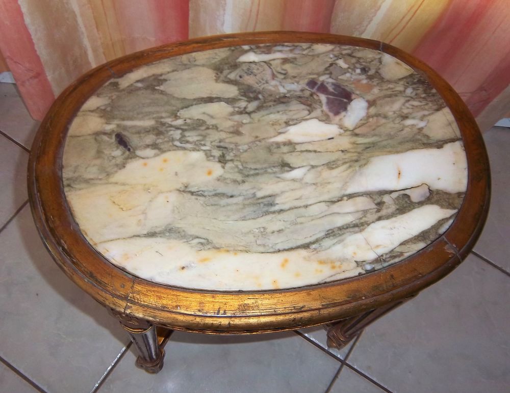 GUERIDON DE STYLE LOUIS XVI EN BOIS DORE DESSUS DE MARBRE Meubles