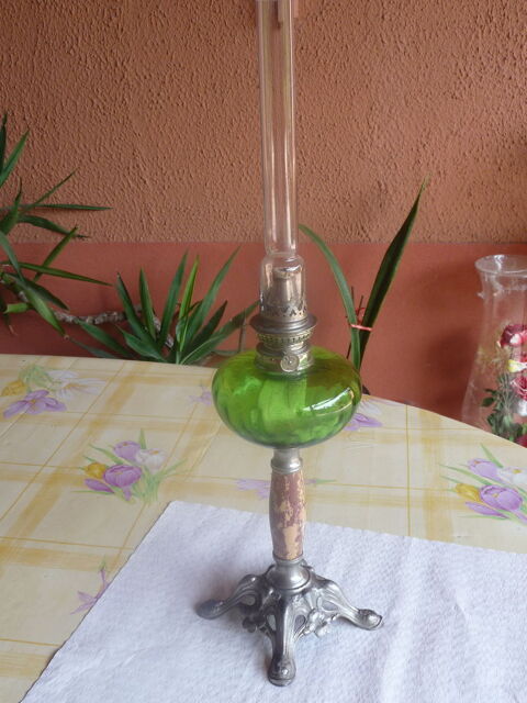 Grande  lampe � p�trole ancienne 35 Saint-Fons (69)