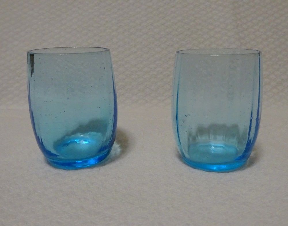 Verre ancien bleu de forme tonneau Décoration