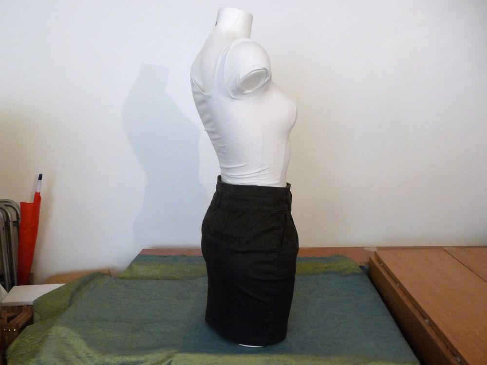 Jupe Courte Cintr&eacute;e Marron avec ses 2 Poches- Taille 34 Vêtements