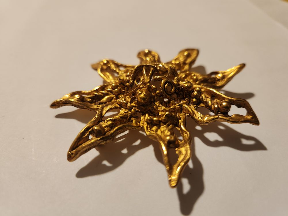 Broche &eacute;toile ajour&eacute;e dor&eacute;e patin&eacute;e Christian LACROIX Bijoux et montres