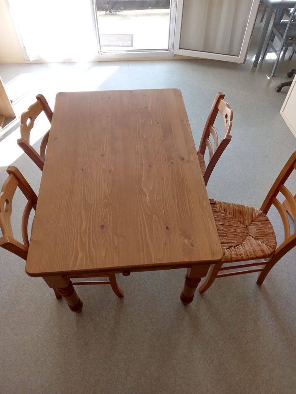  table plus 4 chaises salle de sejpur tr&egrave;s bon &eacute;tat Meubles