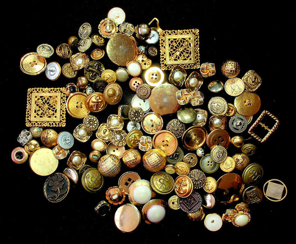 LOT DE 125 BOUTONS DORES ou proche de ce style, Vintage &agrave; un 