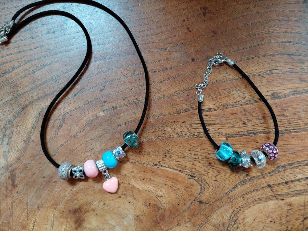 Parure collier et bracelet avec perles et breloques Bijoux et montres