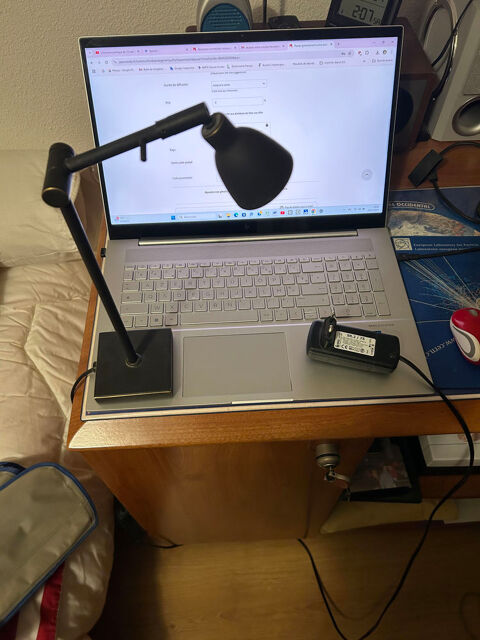 Lampe de bureau Dichroïque Gandelin, en laiton patiné noir 
Billiat (01)