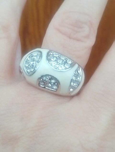 Bague Boule Fantaisie Emaill�e Beige clair en Taille Size 18 10 La Fert�-Alais (91)