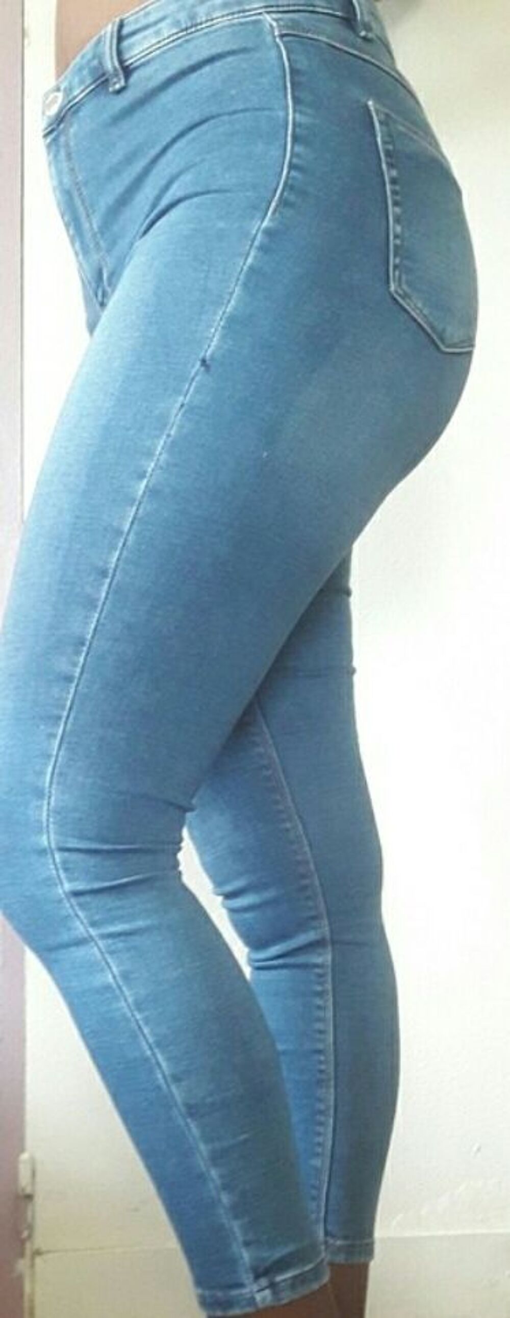 Jean bleu cama&iuml;eu. Vêtements