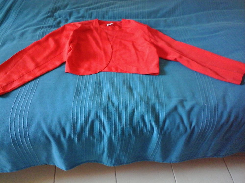 Bol&eacute;ro rouge avec manches longues. Vêtements
