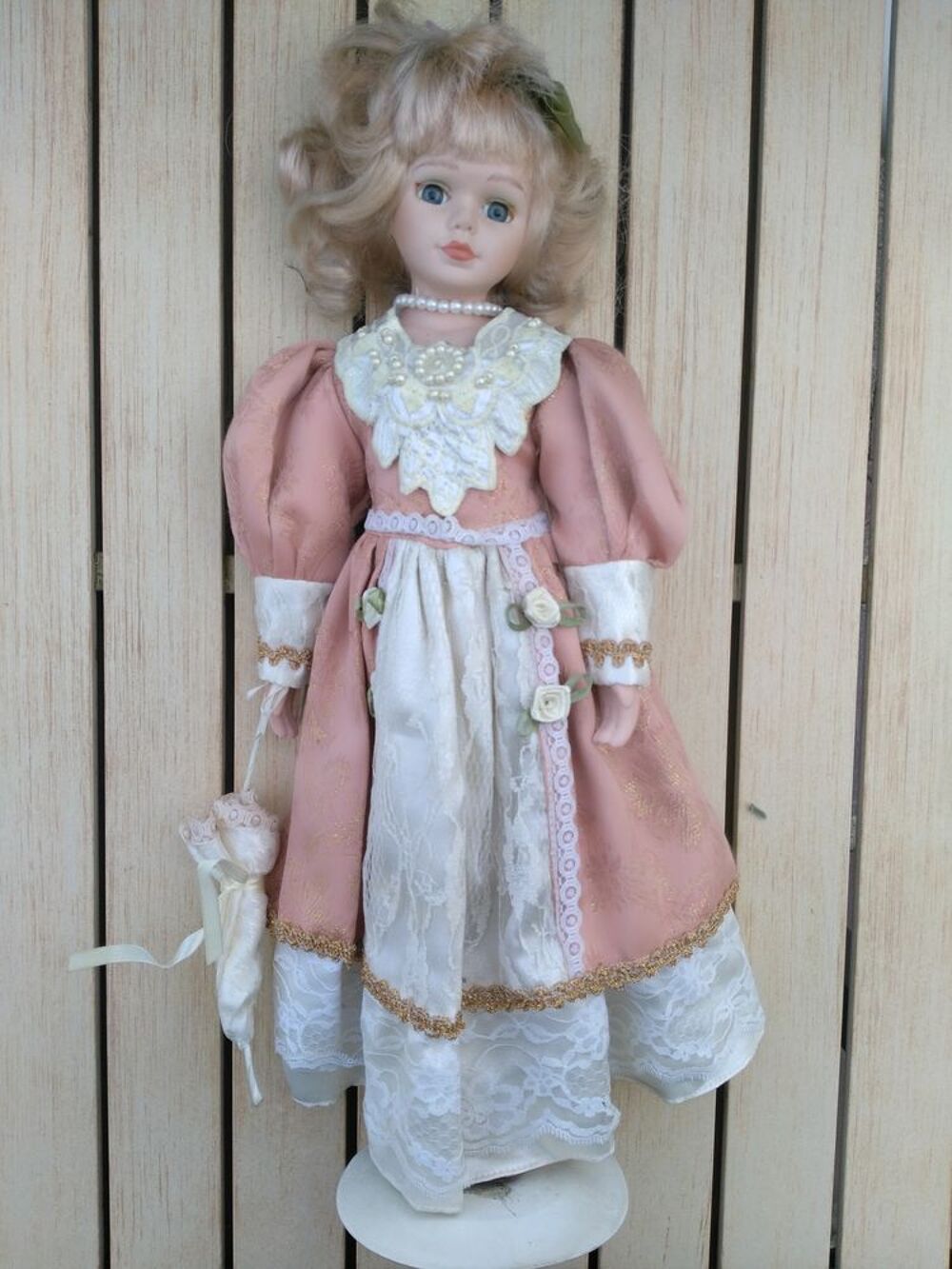 Poup&eacute;e en porcelaine rose avec ombrelle

