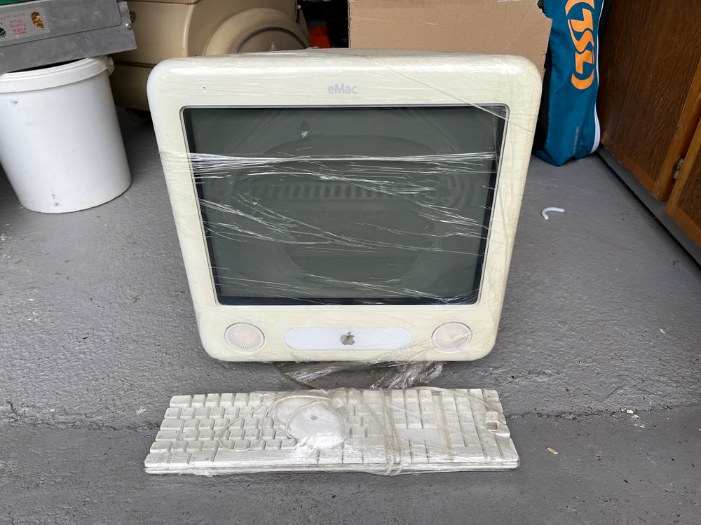 eMac blanc. Matériel informatique
