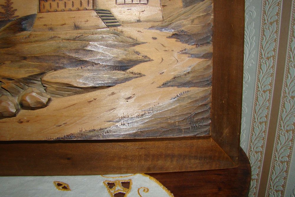 Tableau en bois sculpt&eacute; et peint "Paysage de montagne" sign&eacute; Décoration