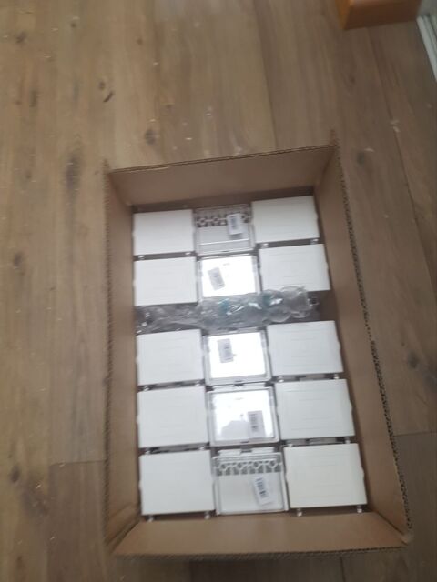 Lot de 75 mangeoires &eacute;conomiques commodores pour oiseaux 400 45230 La bussi�re