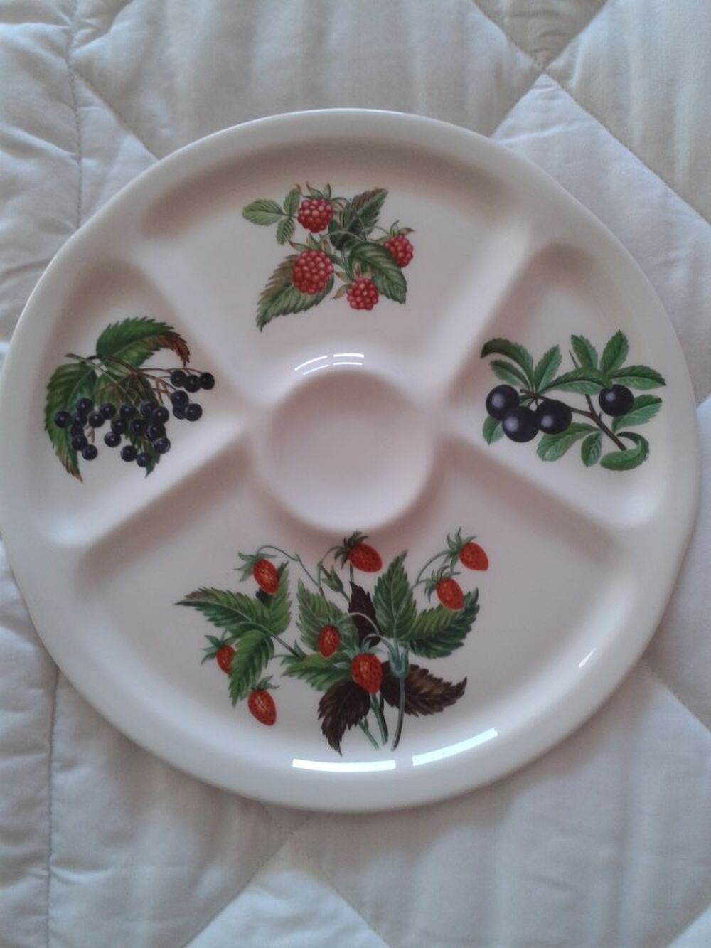 assiette en porcelaine de Paris d&eacute;cor fruits sauvages Cuisine