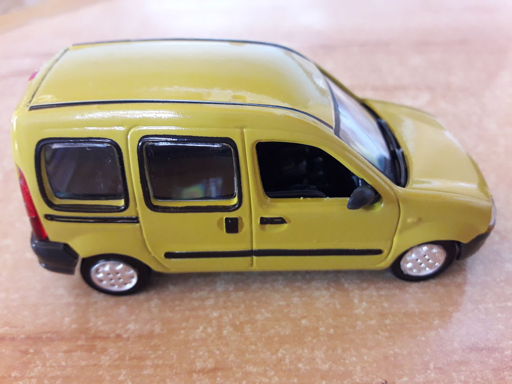 Renault kangoo 1/43 + Le fascicule n&deg; 53 + boite marque soli 